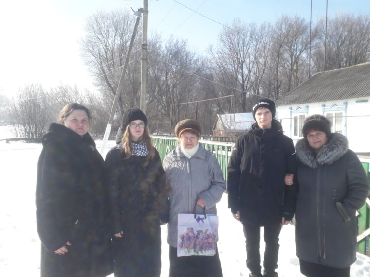 Поздравление с 8 марта ветеранов педагогического труда.